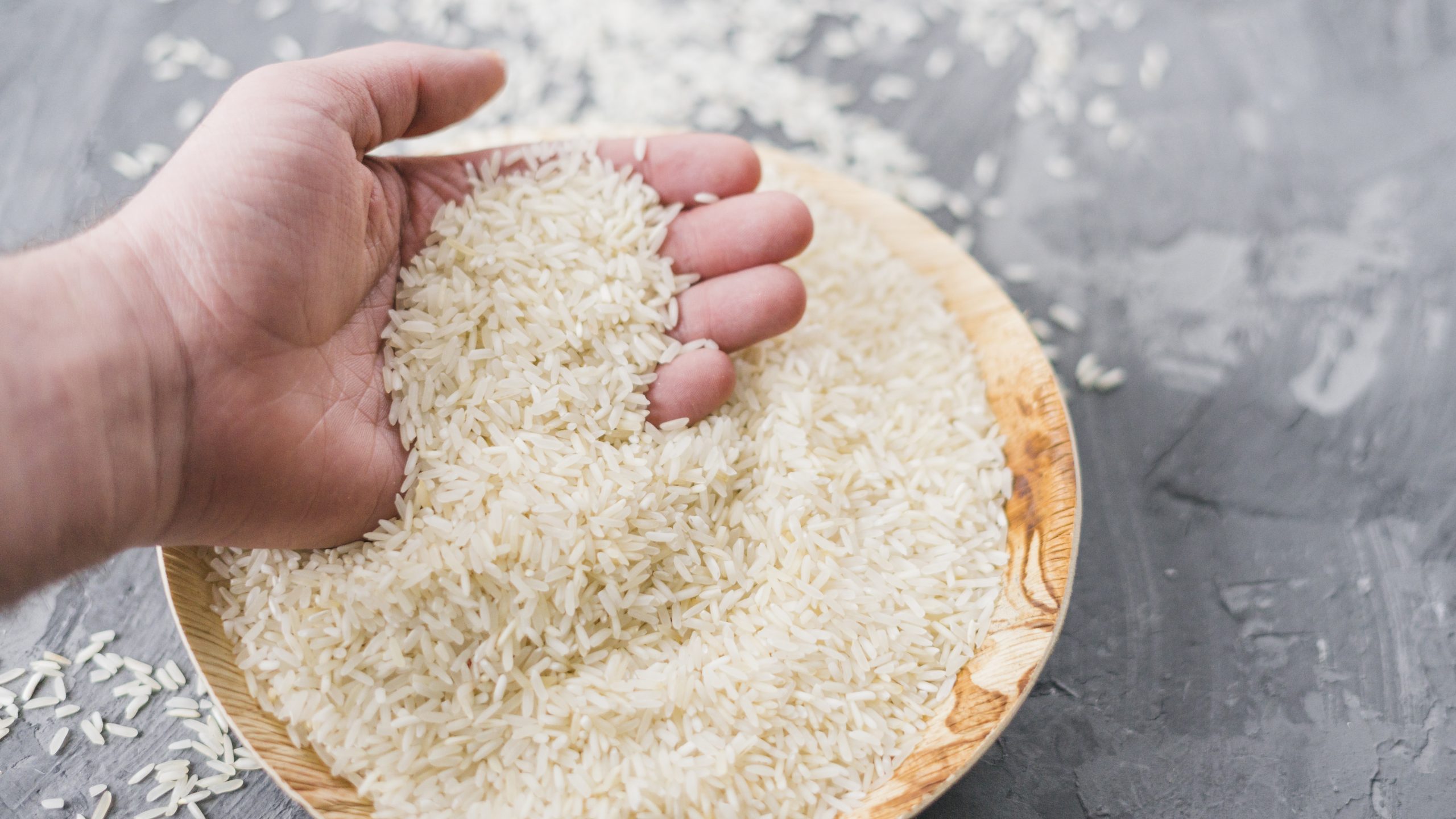 Devemos lavar o arroz antes de cozinhar? Veja o que os chefs dizem!