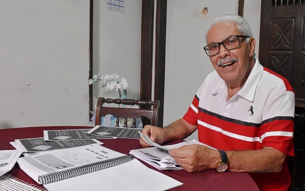“Mãe, eu formei”: Idoso (78) viraliza ao ir até mãe, de 97 anos, com beca e diploma