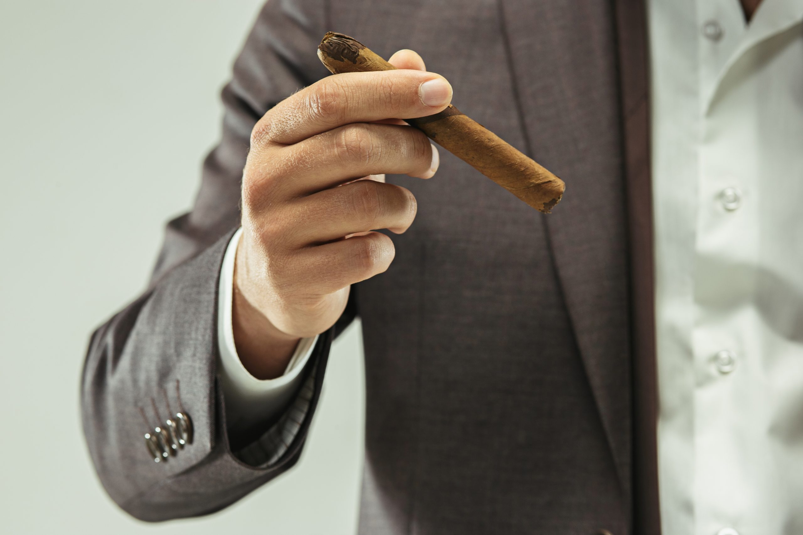 Mito ou verdade: Fumar charuto é menos prejudicial à saúde? Saiba aqui!