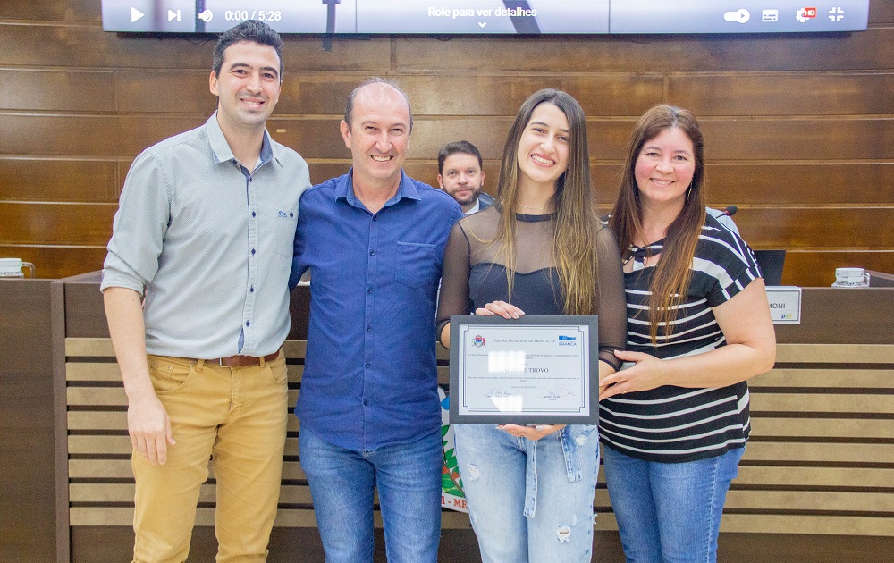 Cantora gospel de Franca que “arrebenta” no YouTube é homenageada na Câmara