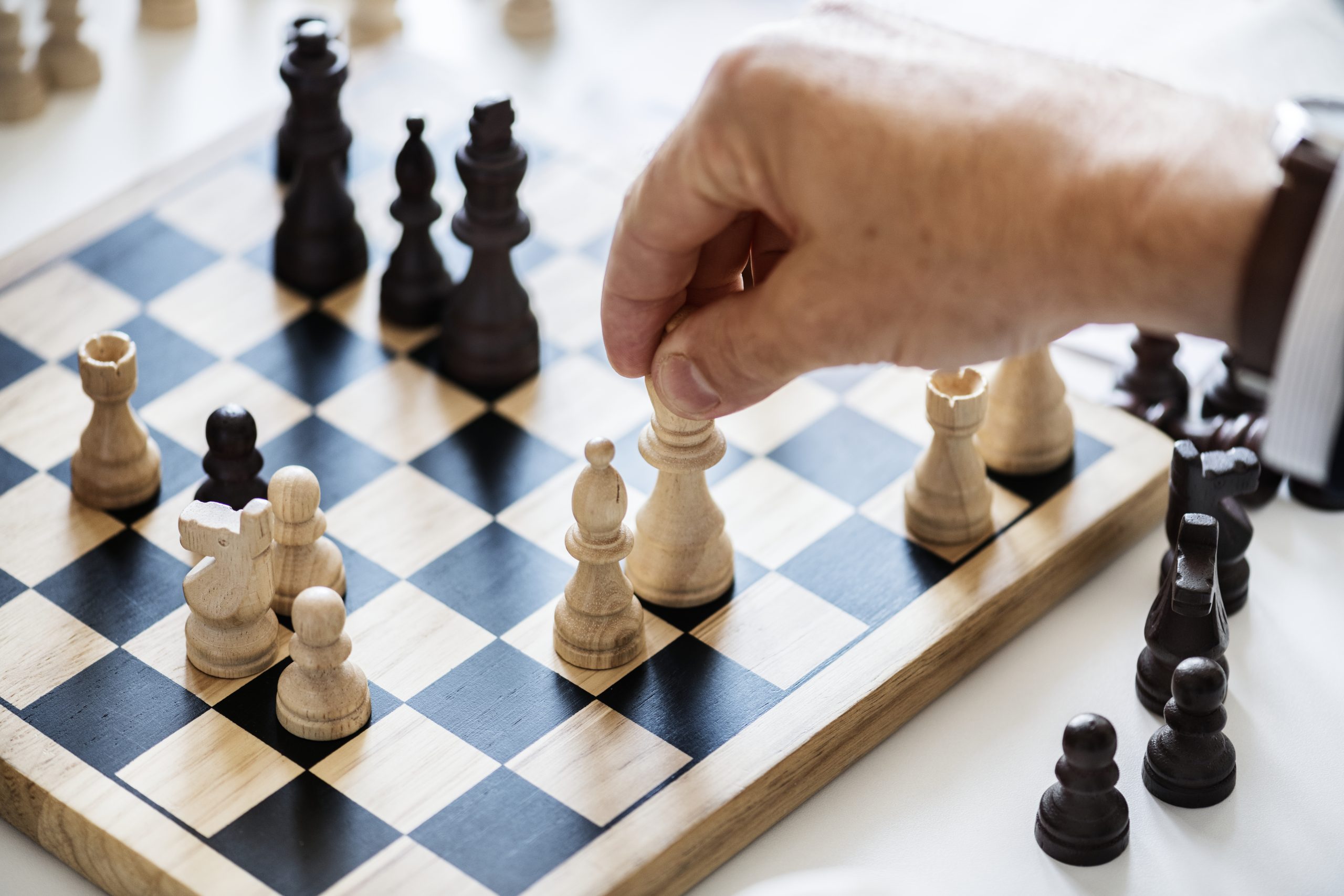 Demência: risco cai com hábitos como jogar xadrez e fazer palavra cruzada