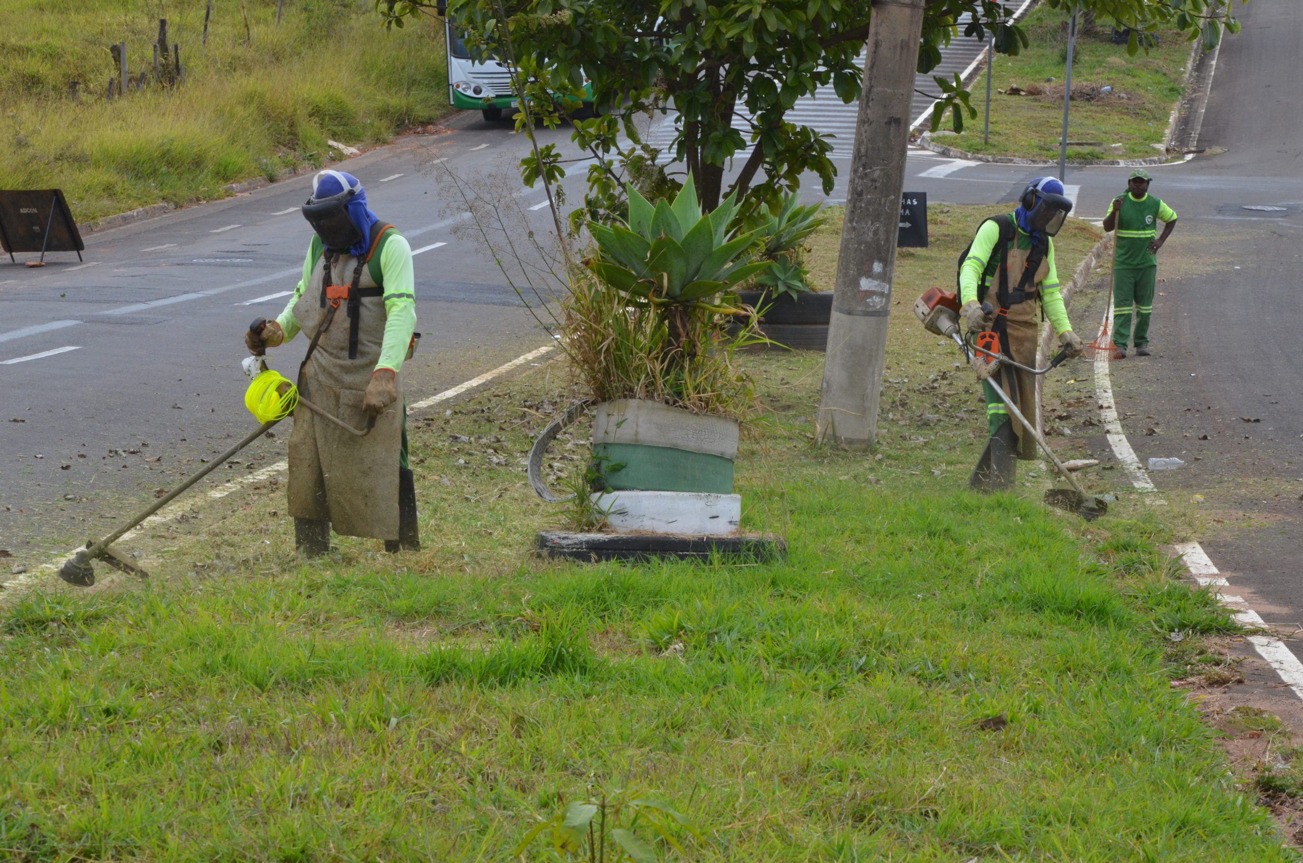 Serviços de limpeza pública são intensificados em diversos bairros de Franca