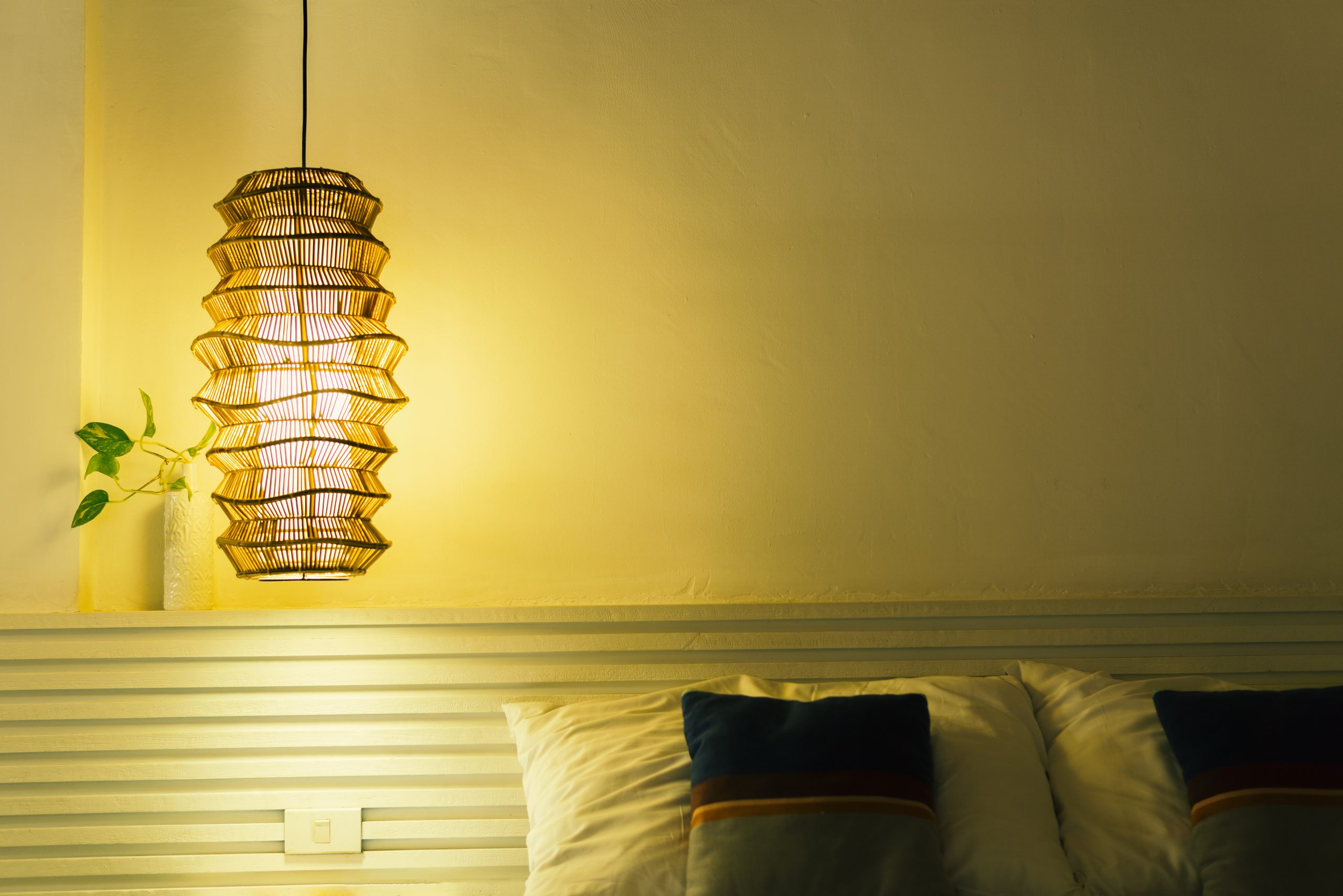 Luz branca ou amarela? Saiba a diferença entre elas e onde usar cada uma