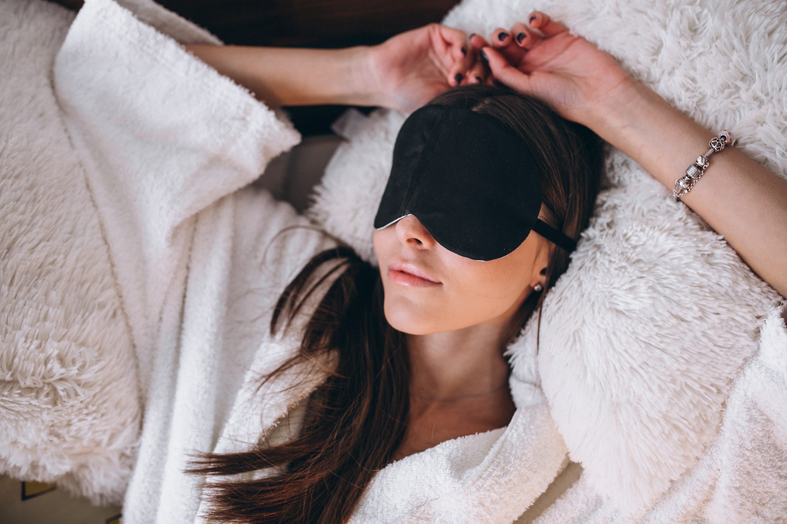 Máscara de dormir pode ajudar na qualidade do sono; entenda e veja como escolher