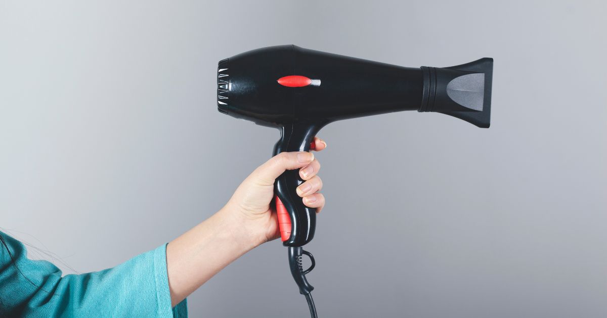 Multitarefas: 5 bons motivos para usar o secador de cabelo na limpeza da casa