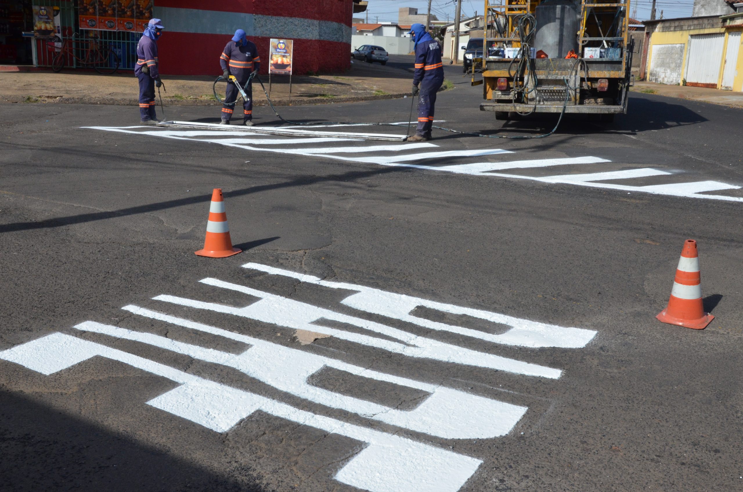 Prefeitura de Franca intensifica trabalhos de sinalização viária e de placas
