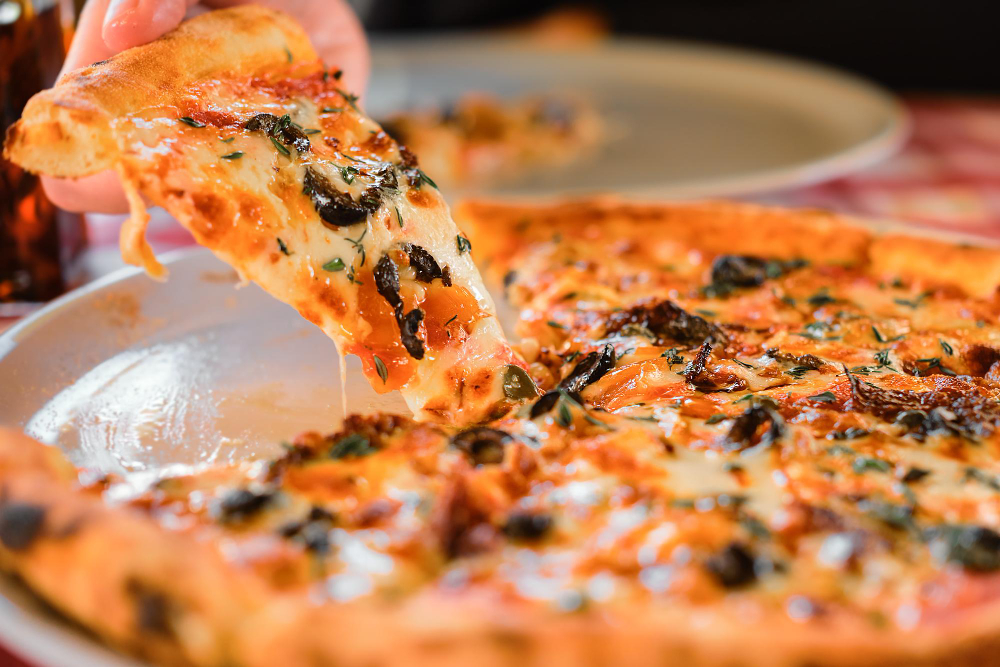 Como requentar pizza amanhecida na air fryer, micro-ondas, frigideira e forno