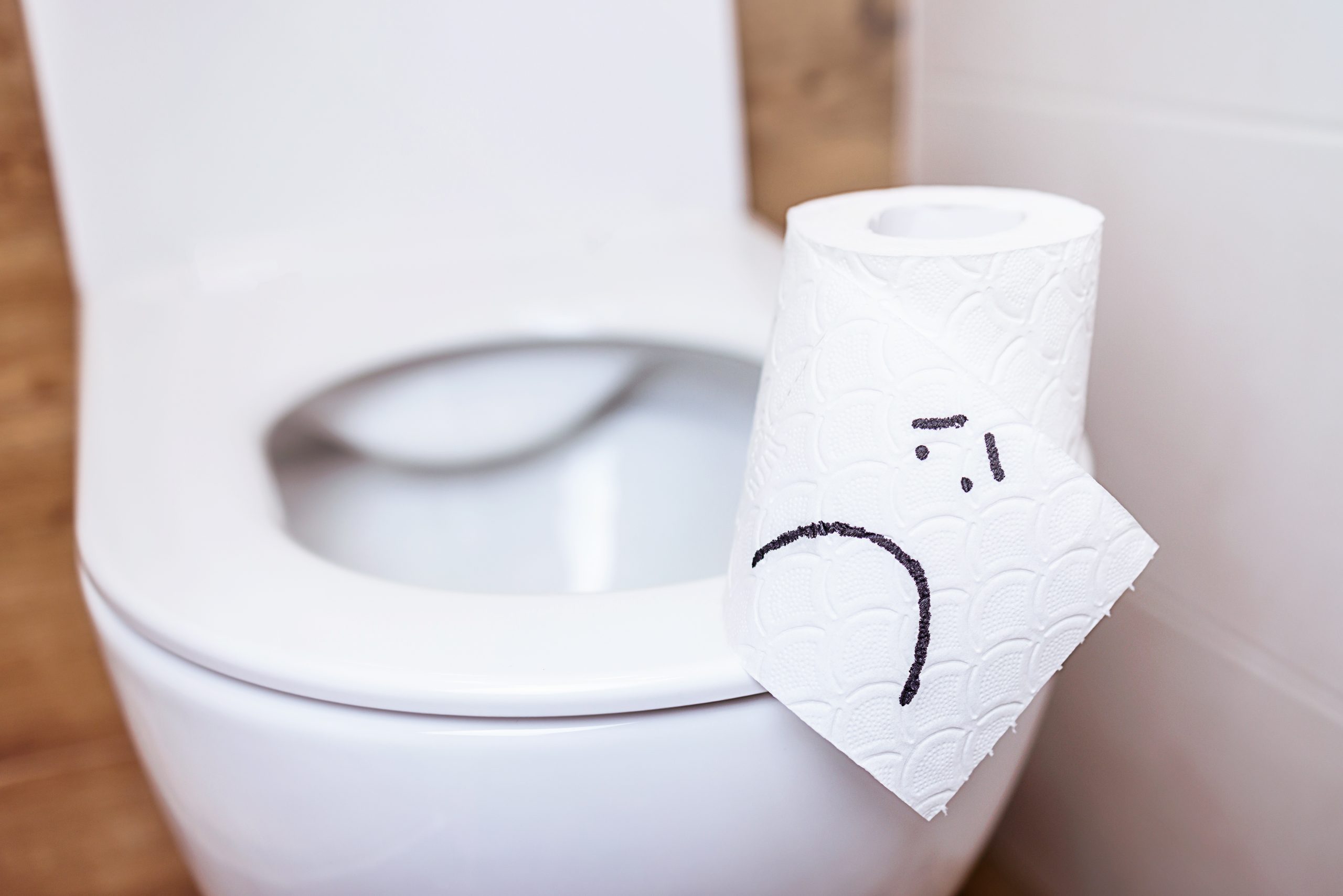 Por que não é bom forrar o vaso sanitário de banheiro público com papel higiênico?