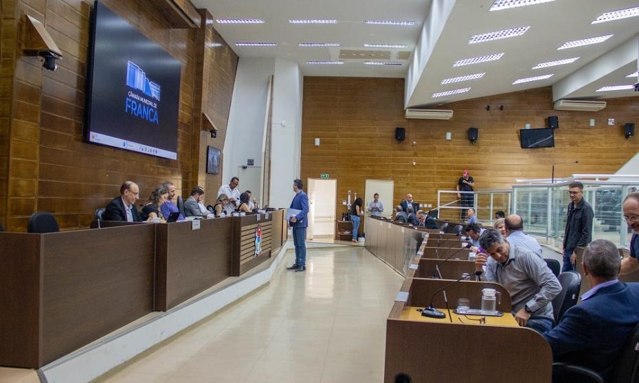 Vereadores cobram explicações da FEAC sobre contratação irregular de atletas