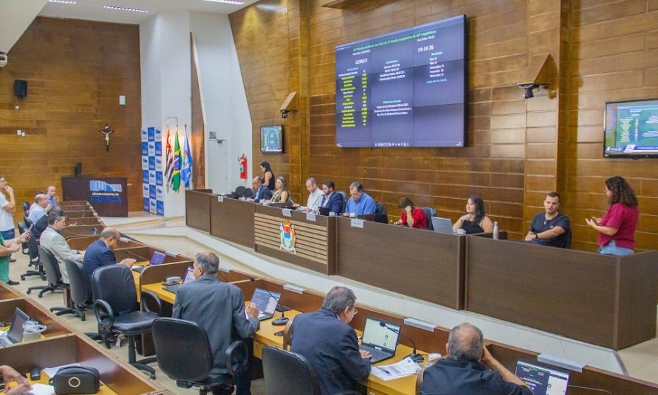 Vereadores aprovam créditos para prefeitura, mas reivindicam protagonismo político