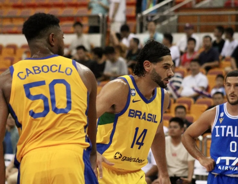 Em jogo polêmico e com show de Lucas Dias, Seleção Brasileira perde para a Itália