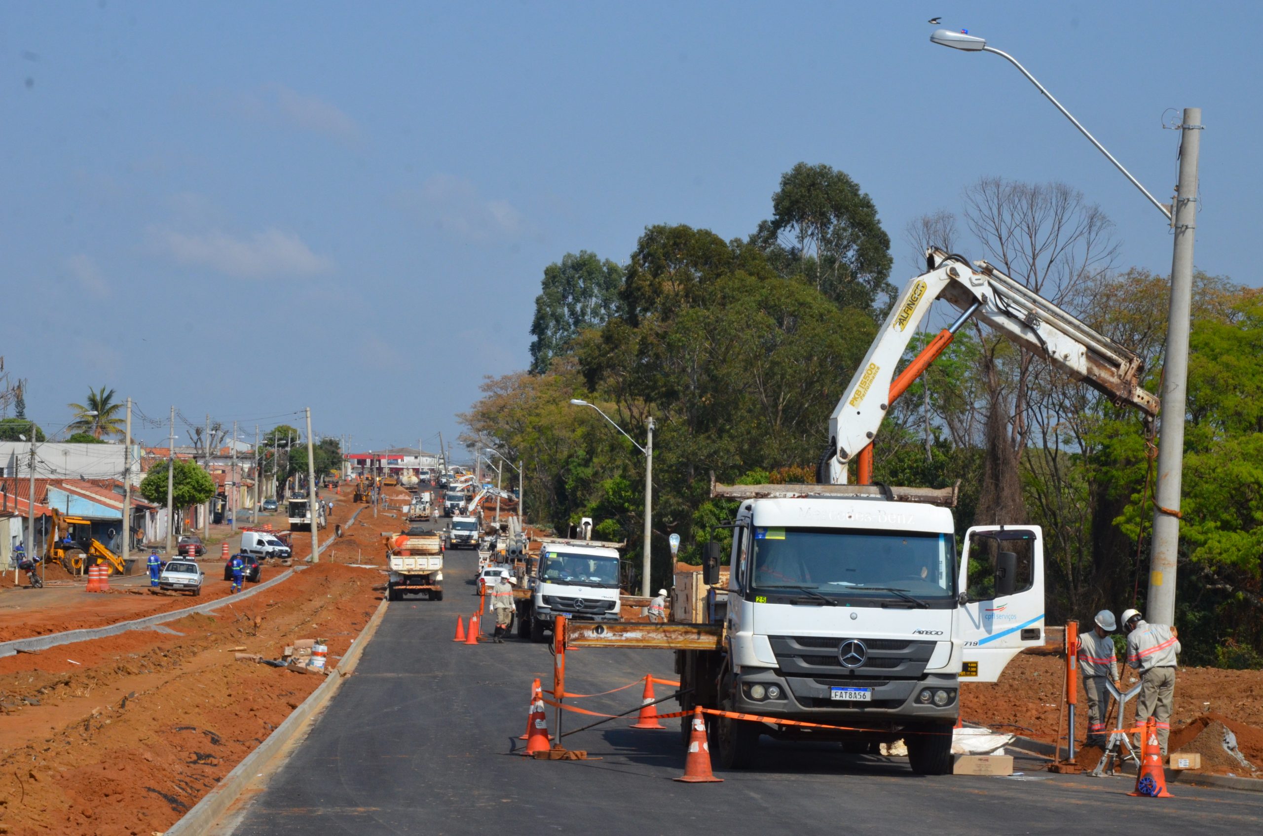 Duplicação da Avenida Geralda Rocha Silva, em Franca, recebe postes de iluminação