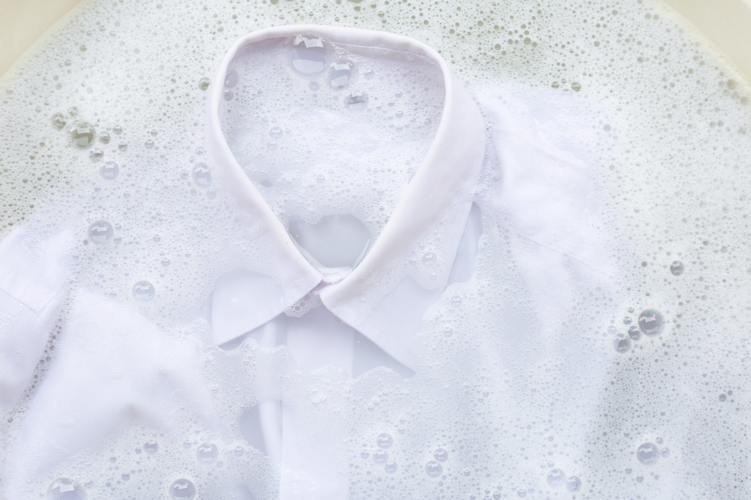Amancha de suor teima em não sair da roupa? Aprenda um truque que pode ajudar!
