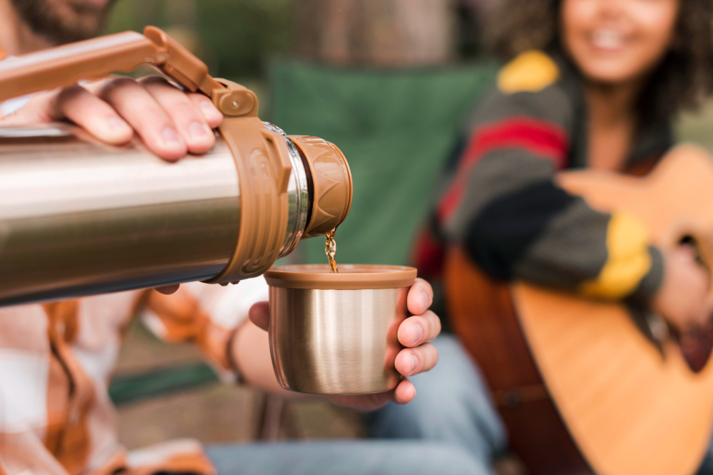Esse é o segredo para fazer o café ficar quente o dia todo na sua garrafa térmica
