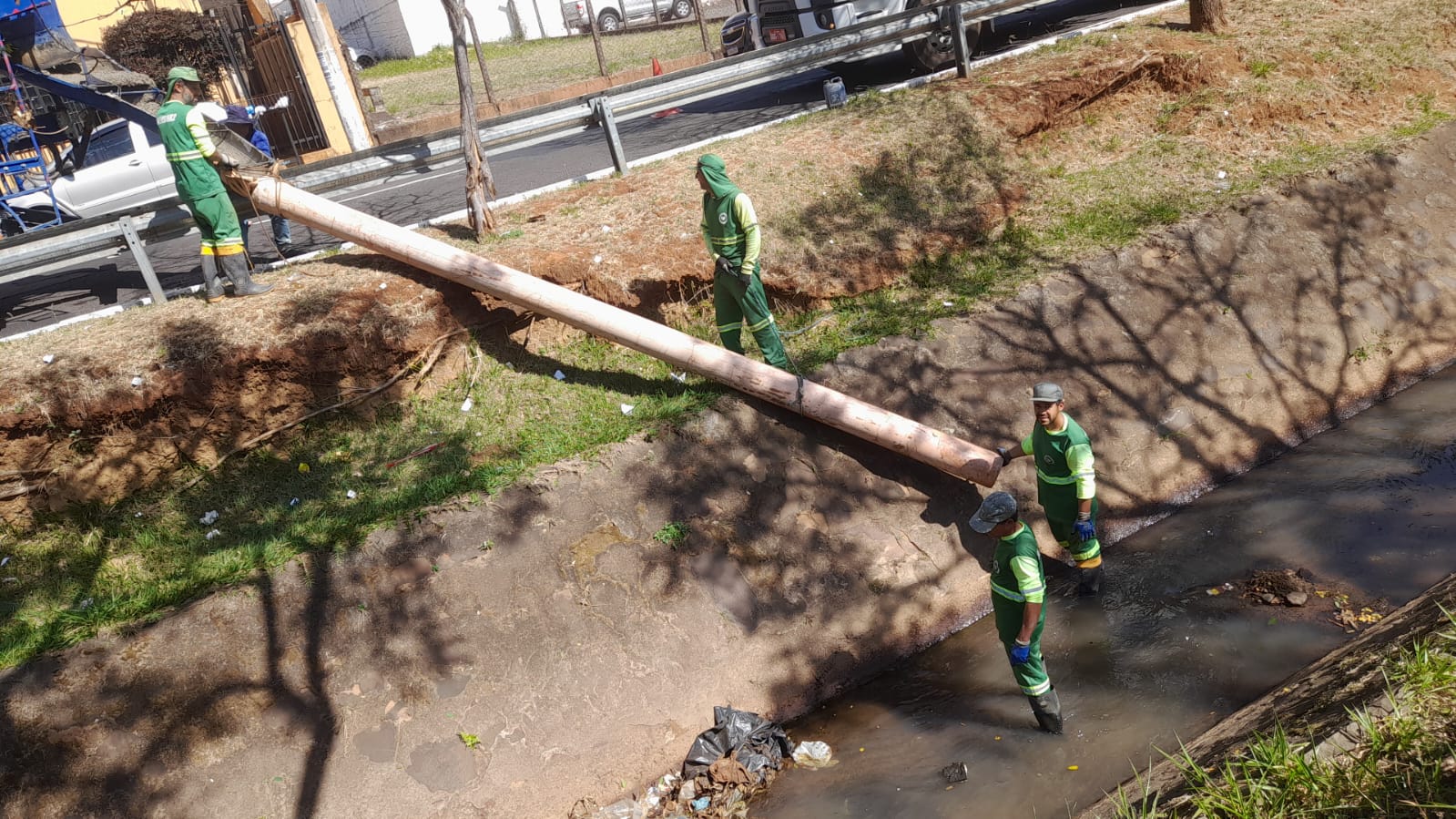Córrego do Cubatão, em Franca, passa por serviços preventivos de manutenção
