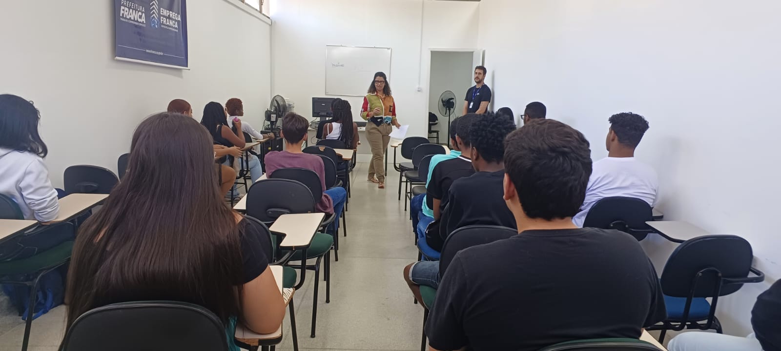 Jovens visitam ‘Emprega Franca’ para conhecer os serviços prestados à população