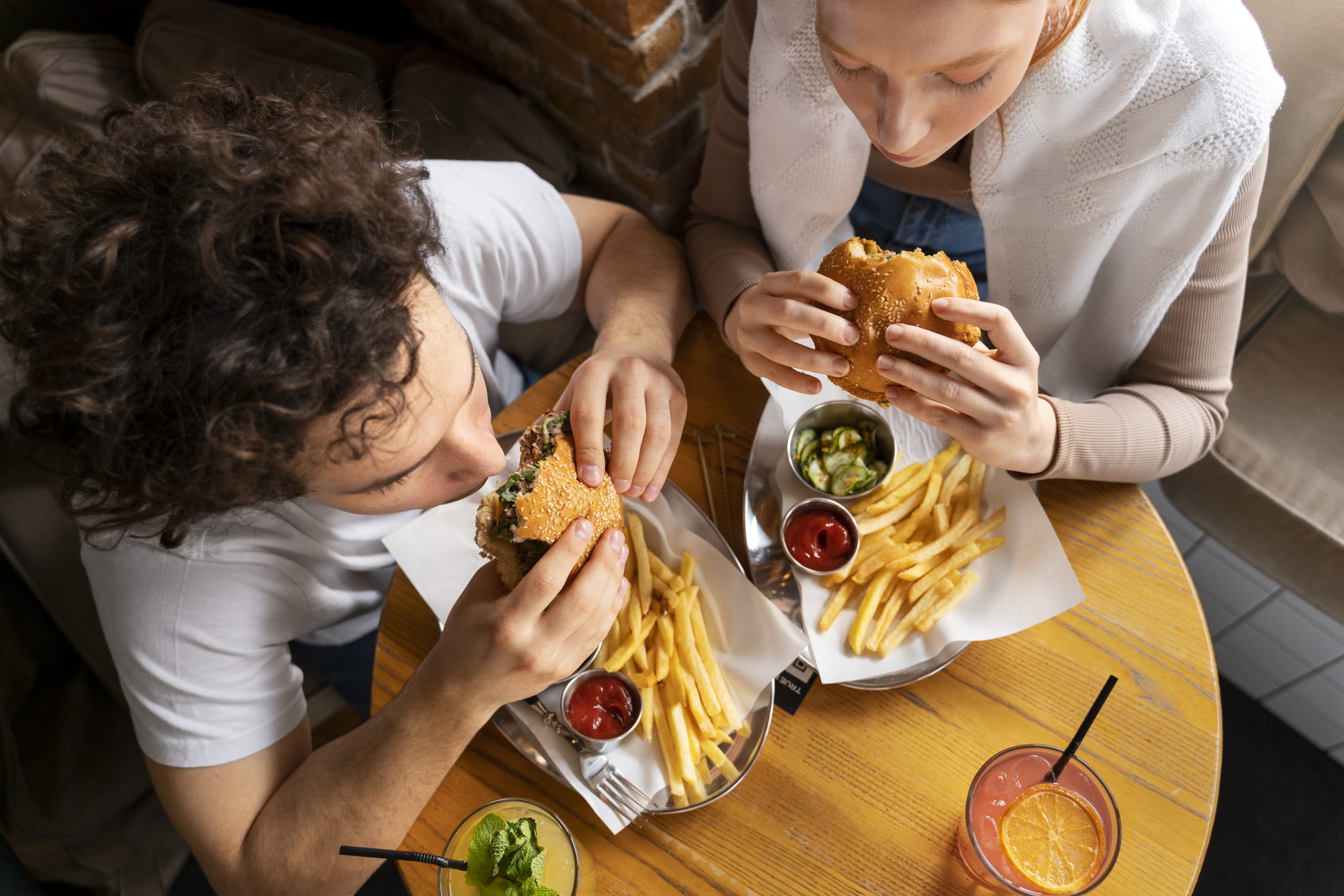 Estudo revela quantos minutos de vida são perdidos ao comer junk food