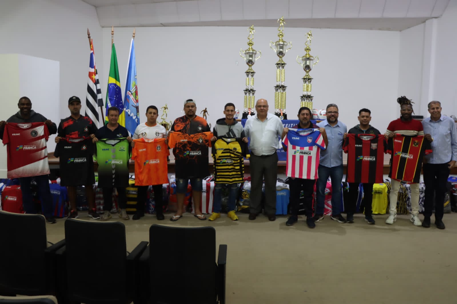 Prefeitura de Franca entrega uniformes aos clubes de Futebol Varzeano