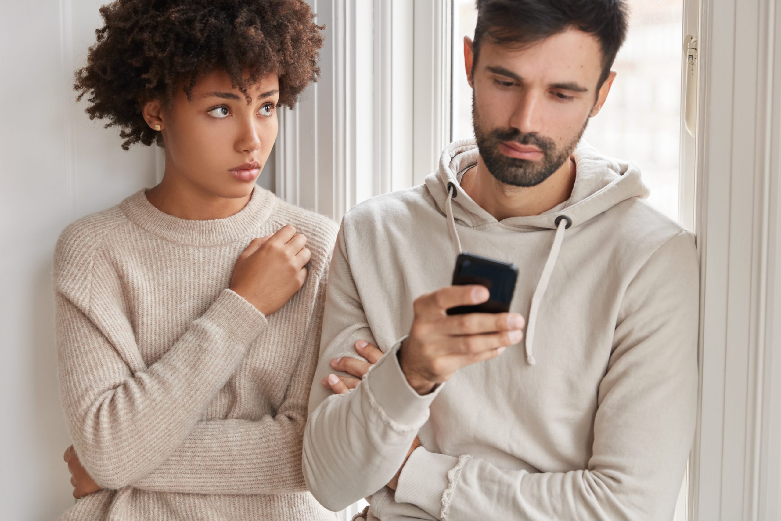 Phubbing: O que é o comportamento e como ele pode atrapalhar seu relacionamento