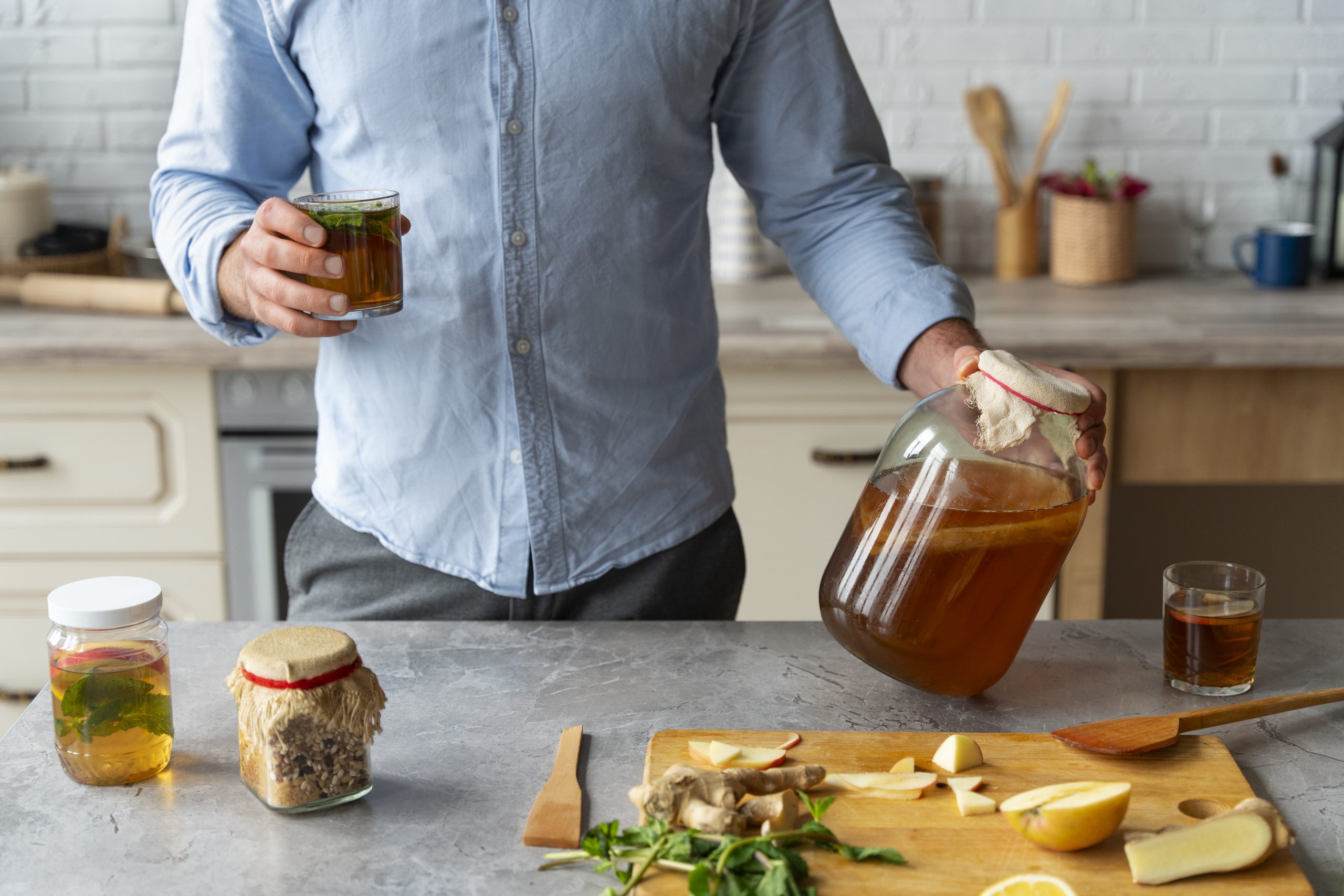 Alimentos fermentados, como kombucha, realmente fazem bem à saúde?
