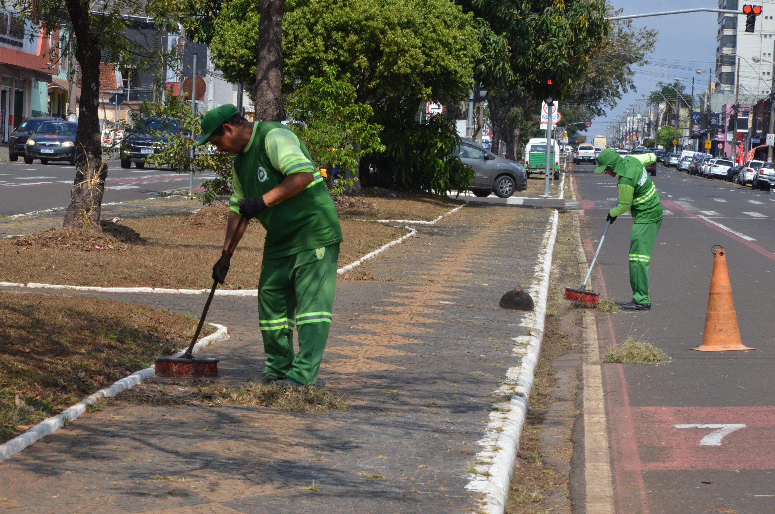 Serviços de limpeza urbana são intensificados em ruas e avenidas de Franca