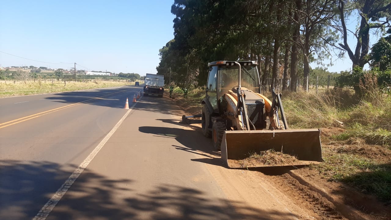 Meio Ambiente de Franca faz manutenção nas margens da rodovia Franca-Claraval
