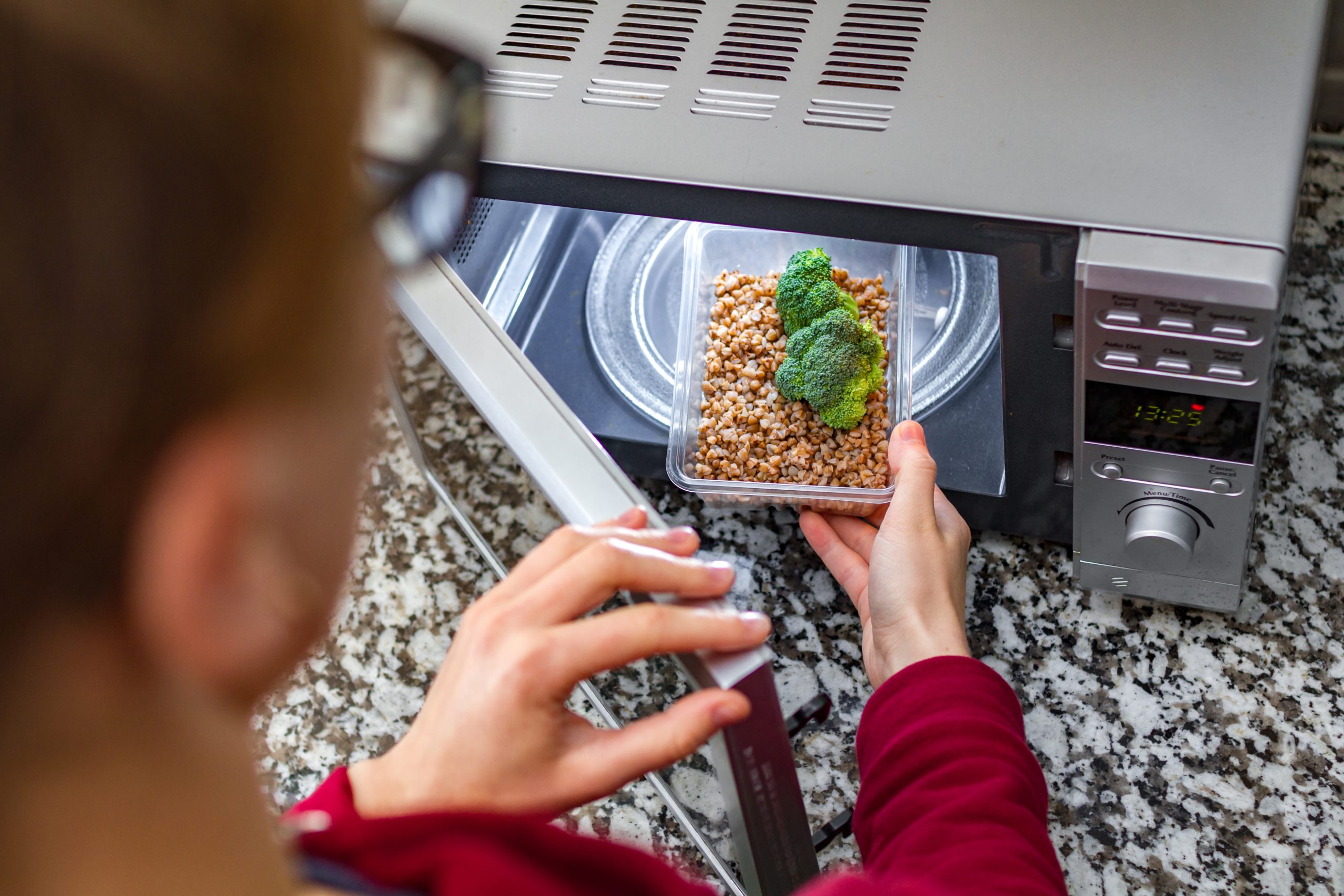 Será que você sabe quais alimentos e materiais não podem ir no micro-ondas?