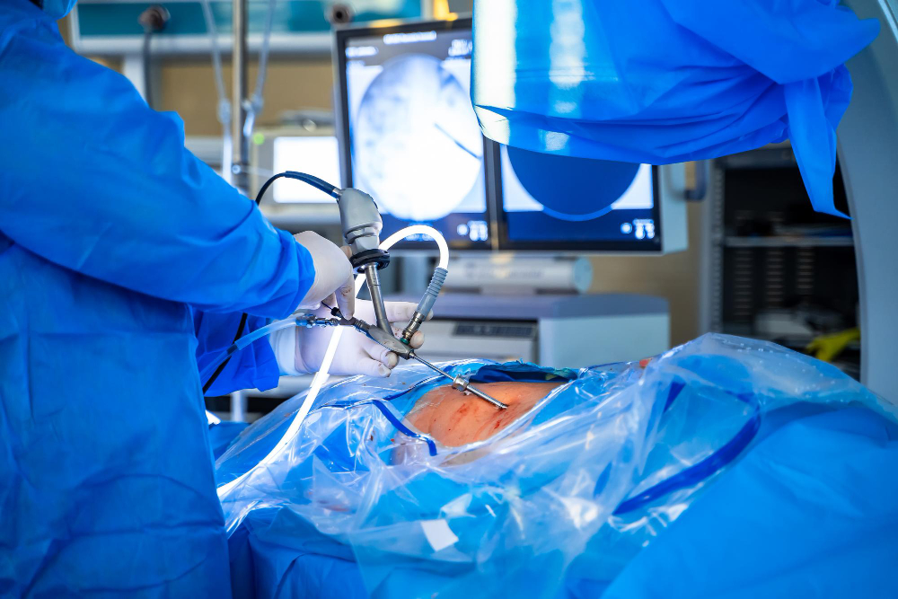Hérnia de disco: cirurgia com corte de apenas 1 cm permite alta no mesmo dia