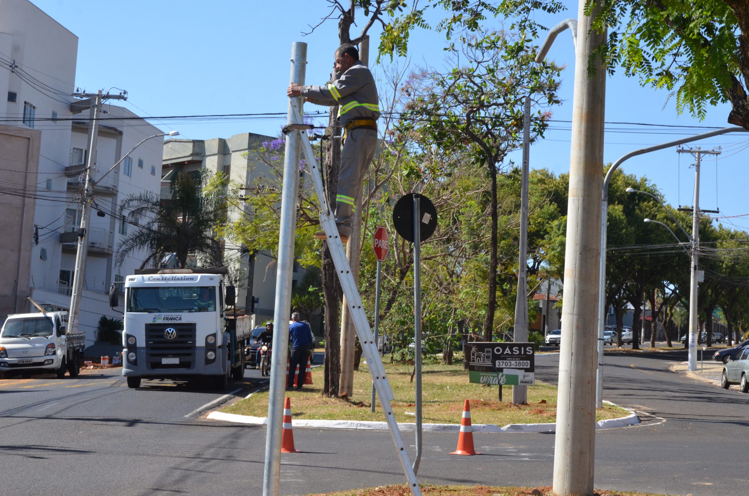 Avenida Paulo VI, em Franca, tem instalado novo conjunto de semáforos