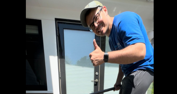 Brasileiro que foi para os EUA trabalhar em 2 empregos mostra quanto está ganhando