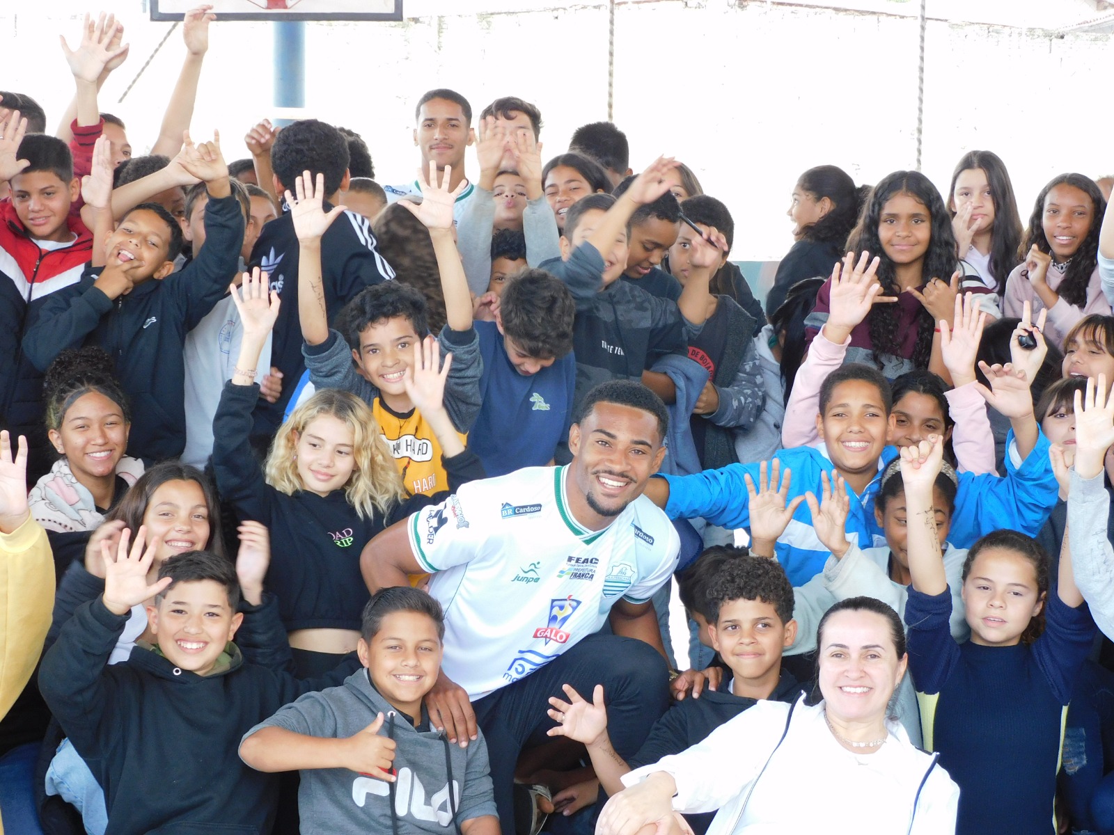 Jogadores da Francana interagem com estudantes na escola estadual Sudário Ferreira