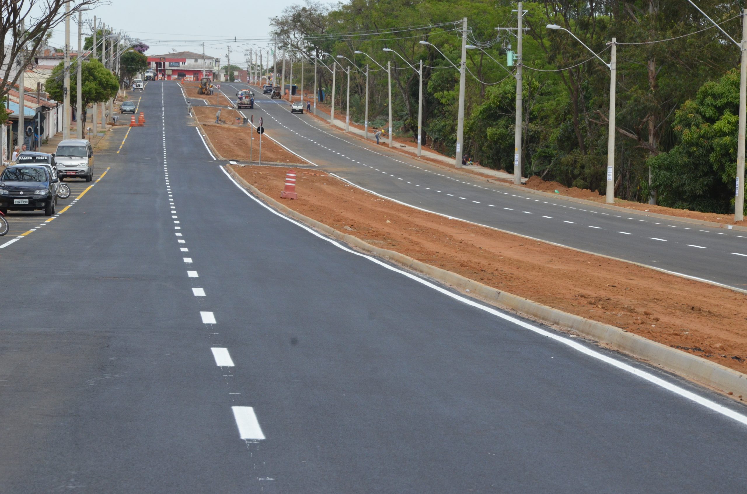 Após obras de duplicação, avenida Geralda Rocha Silva, em Franca, recebe sinalização