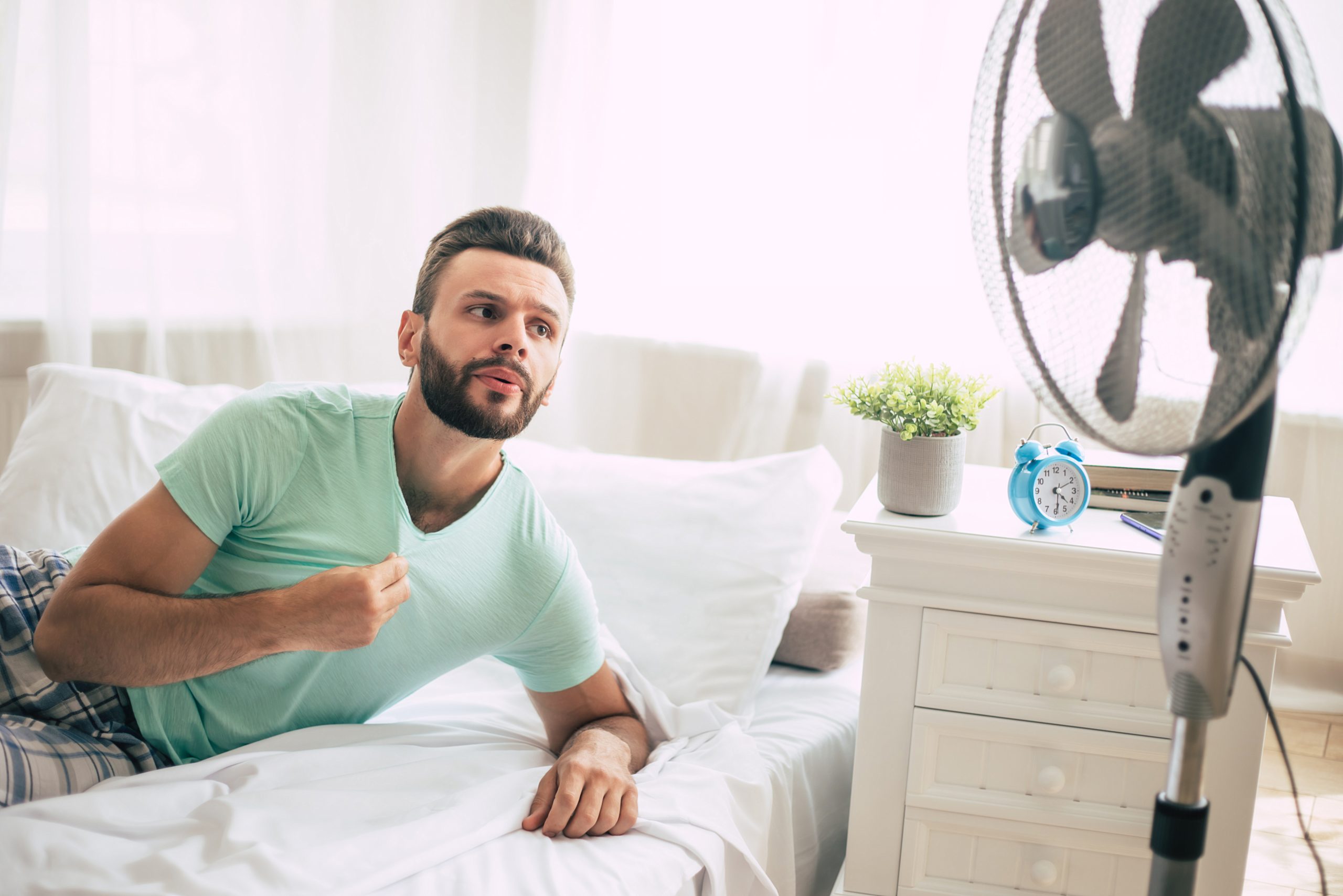 Veja 4 motivos para não ligar o ventilador para dormir mesmo com o calor