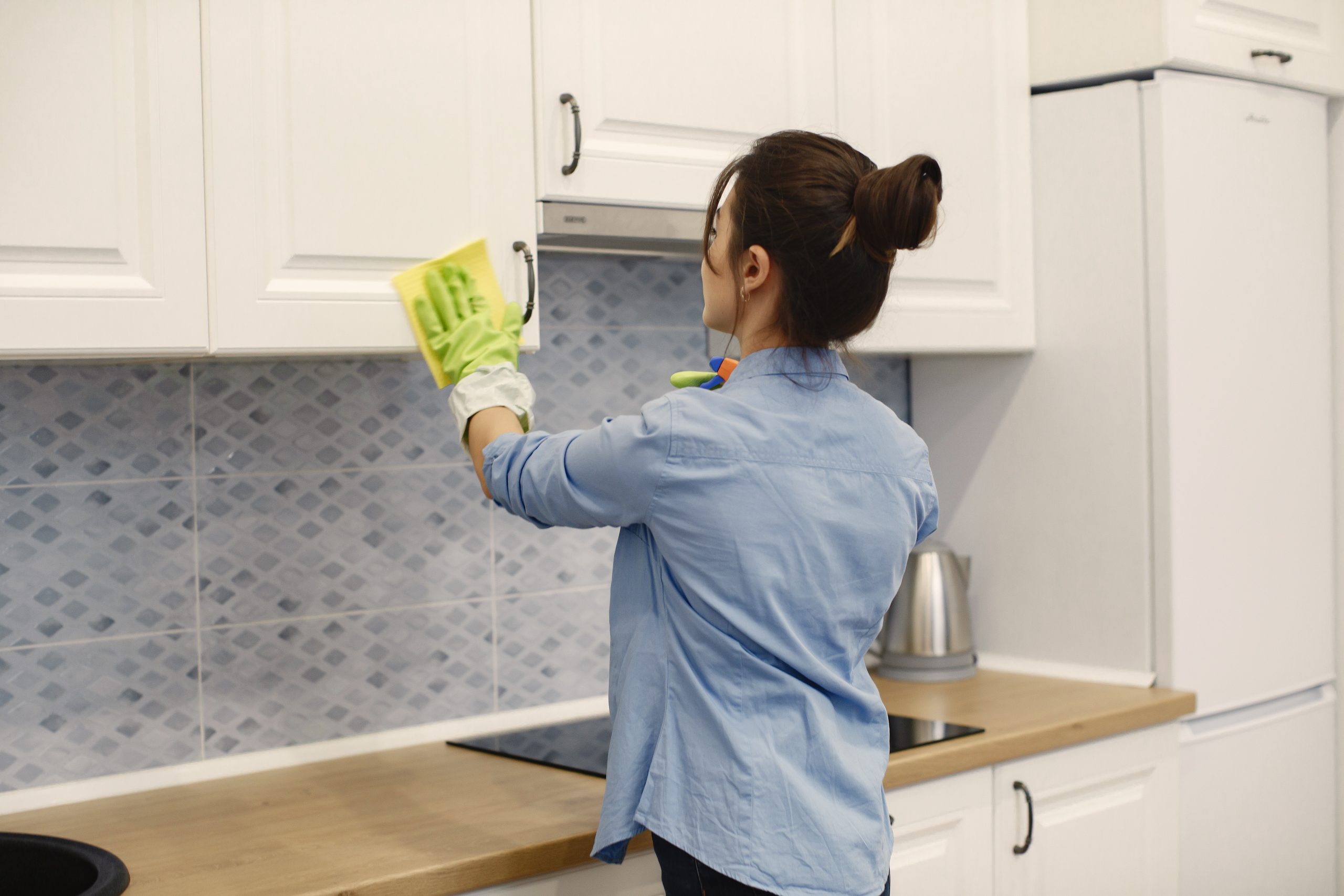 Quer tirar a gordura dos móveis na cozinha? Teste essa mistura agora mesmo!