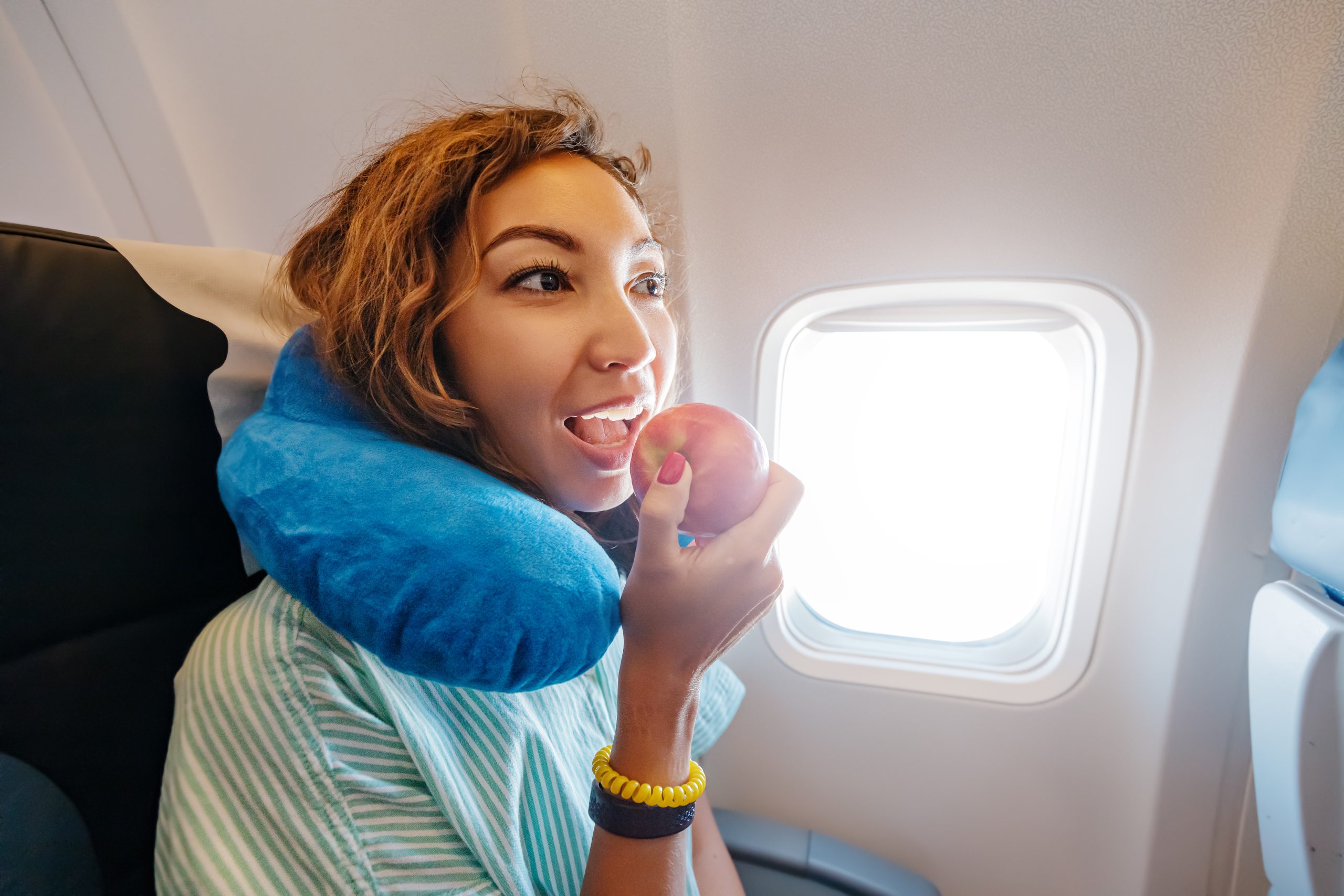 Vai viajar de avião? Evite comer 2 tipos de alimentos antes; entenda