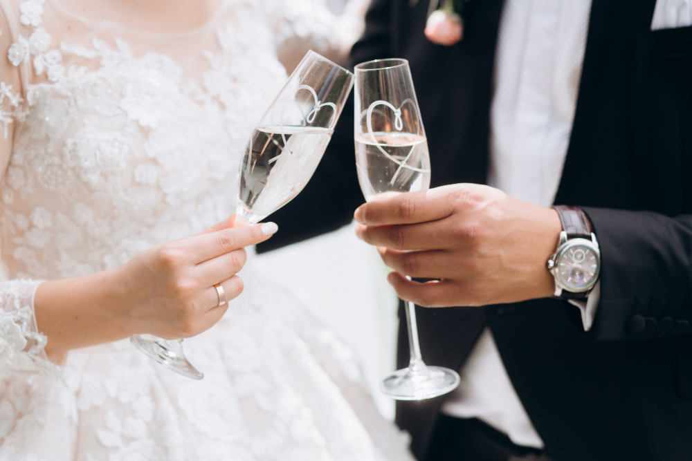 Noivos vendem convites de casamento por R$12 mil e as bebidas não estão inclusas