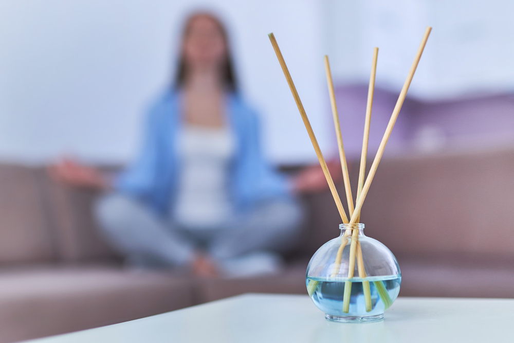 Como fazer aromatizante caseiro: passo a passo para perfumar a casa sem gastar muito