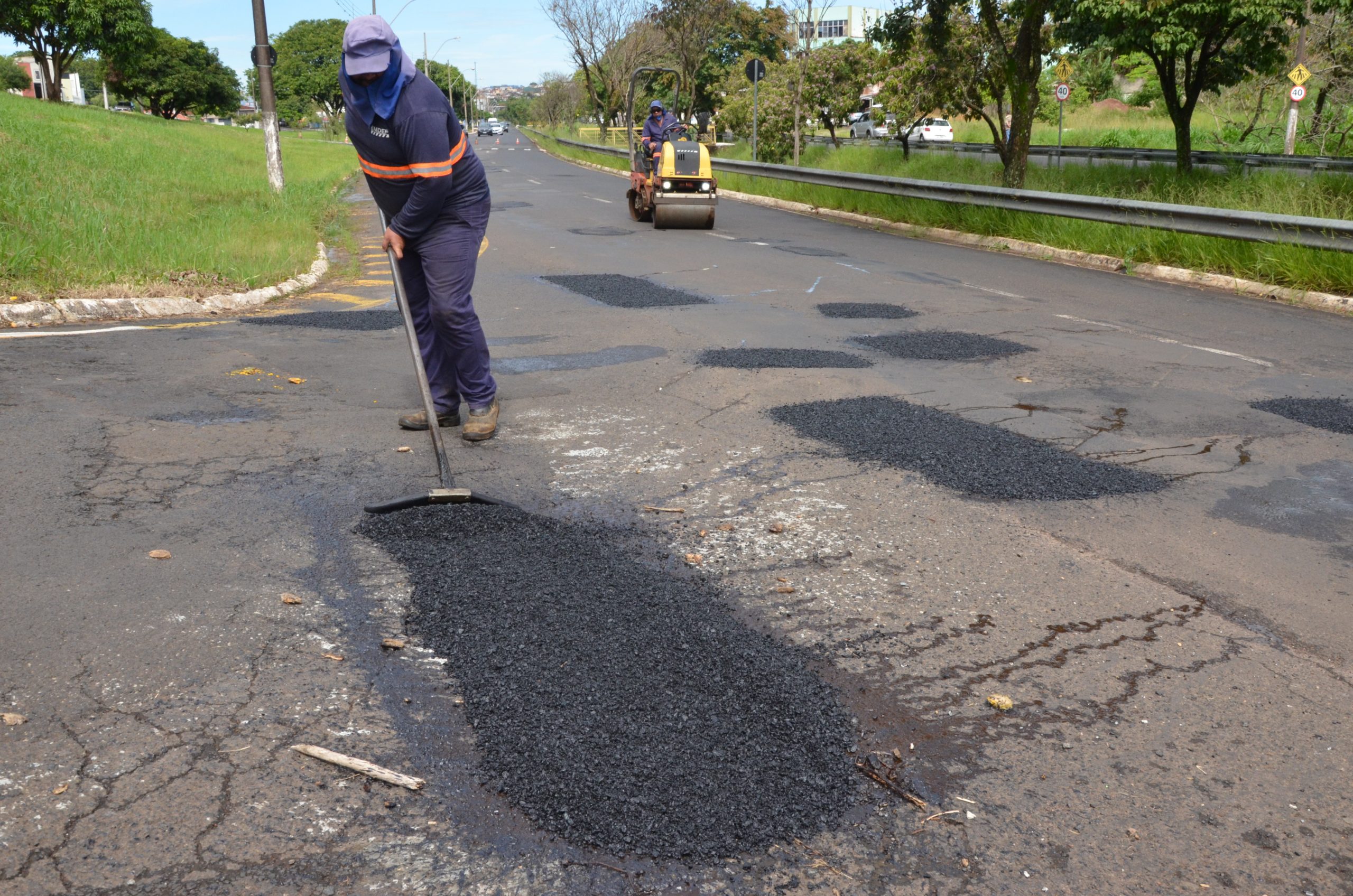 Emdef intensifica remendo asfáltico e sinalização em ruas e rodovias de Franca