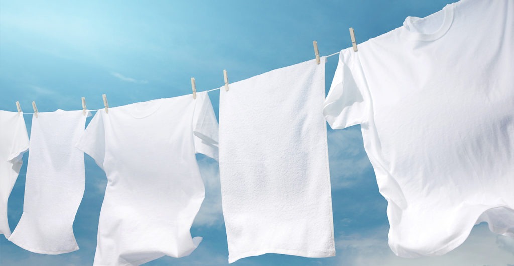 Saiba tudo sobre como tirar manchas de roupa branca. E sem passar raiva