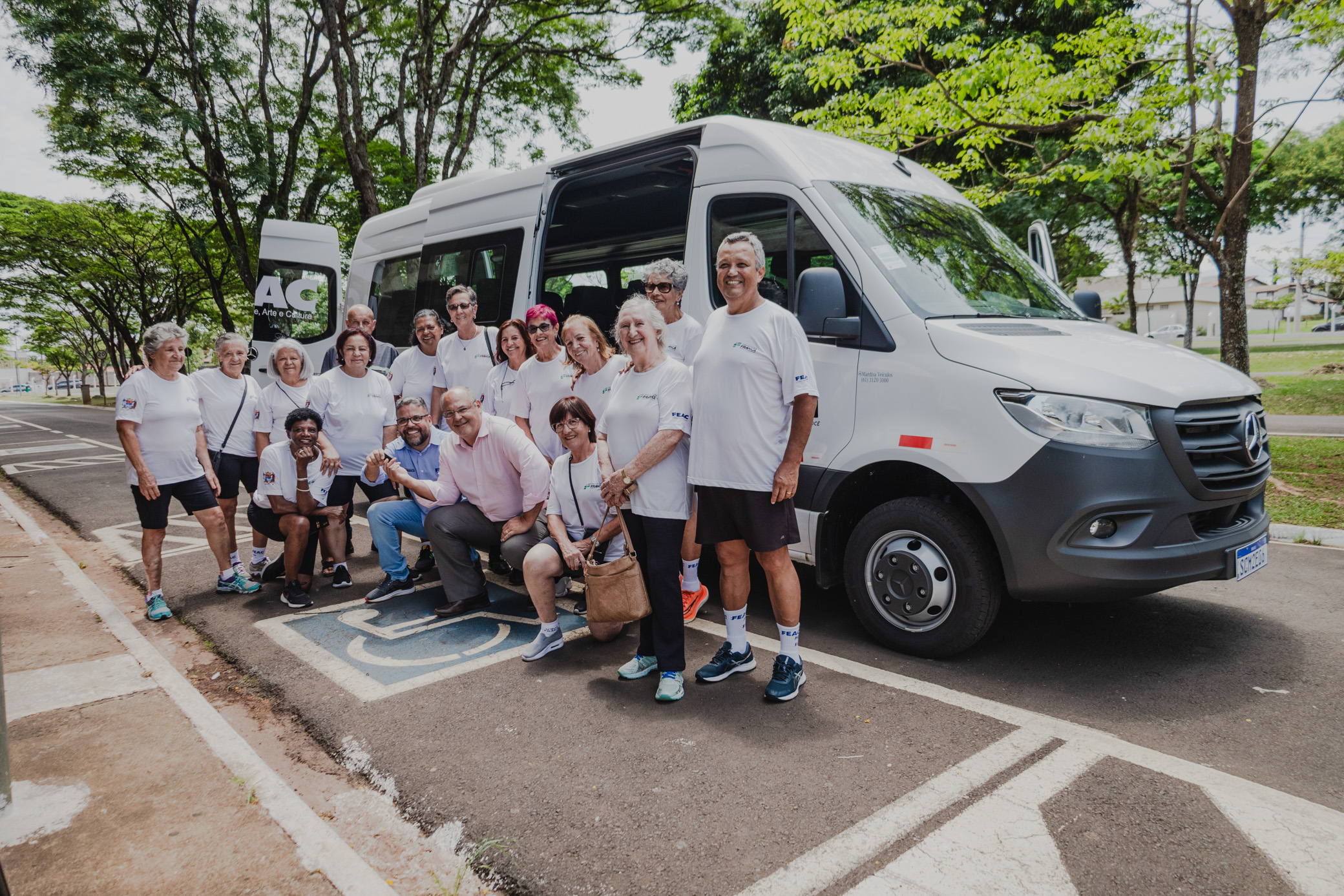 FEAC Franca adquire nova van para transporte de atletas