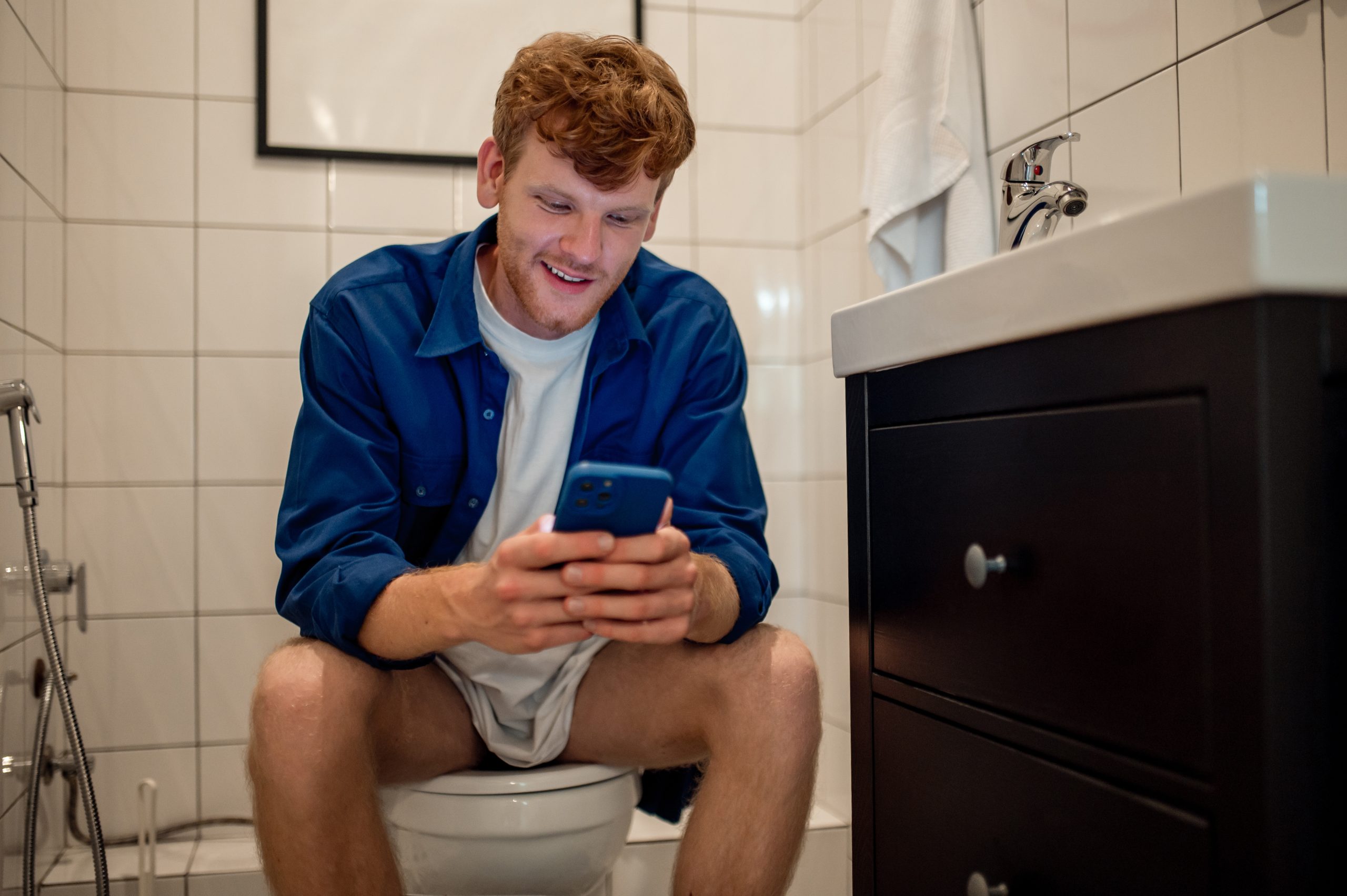 7 condições de saúde que mostram por que levar celular ao banheiro é uma má ideia