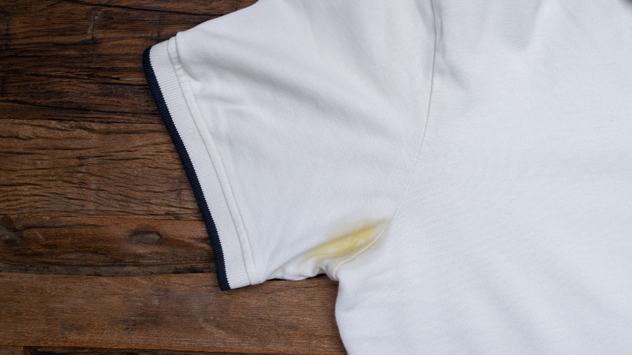 Manchas amarelas nas axilas das roupas: como sumir com elas? Aprenda agora!