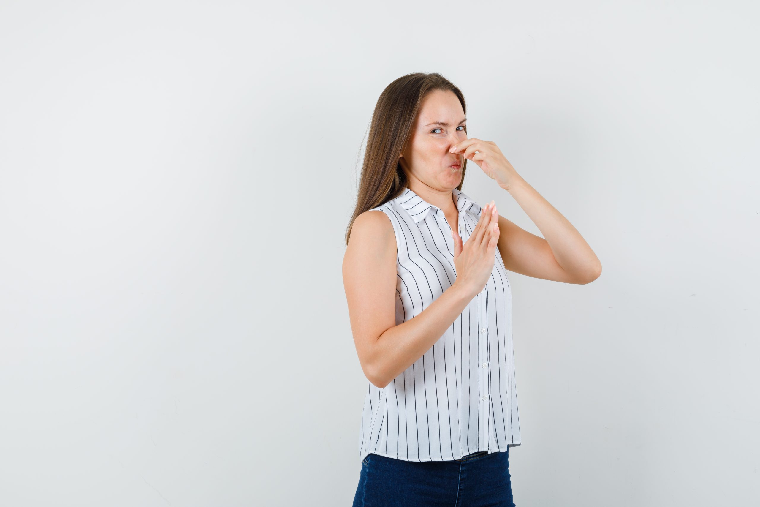 Nem com um banho o cheiro passa? Mau odor pode ser falta de mineral; entenda