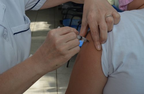 Alternar braço que recebe vacina de Covid potencializa eficácia, diz estudo - Jornal da Franca