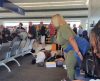 Para não pagar taxas, passageira coloca sua bagagem no traseiro antes de embarcar - Jornal da Franca