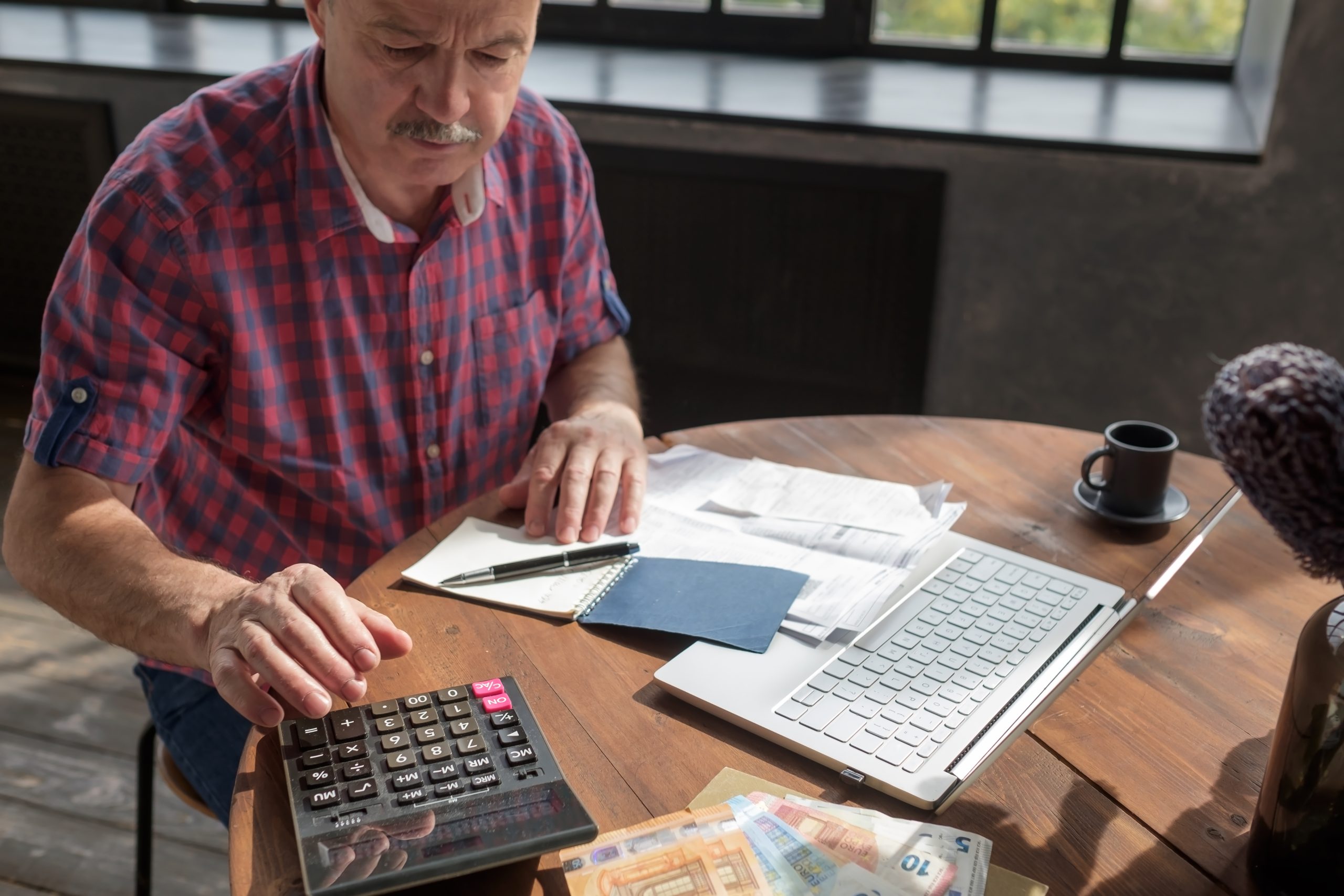 Pequenos negócios representam 88% do total das empresas inadimplentes