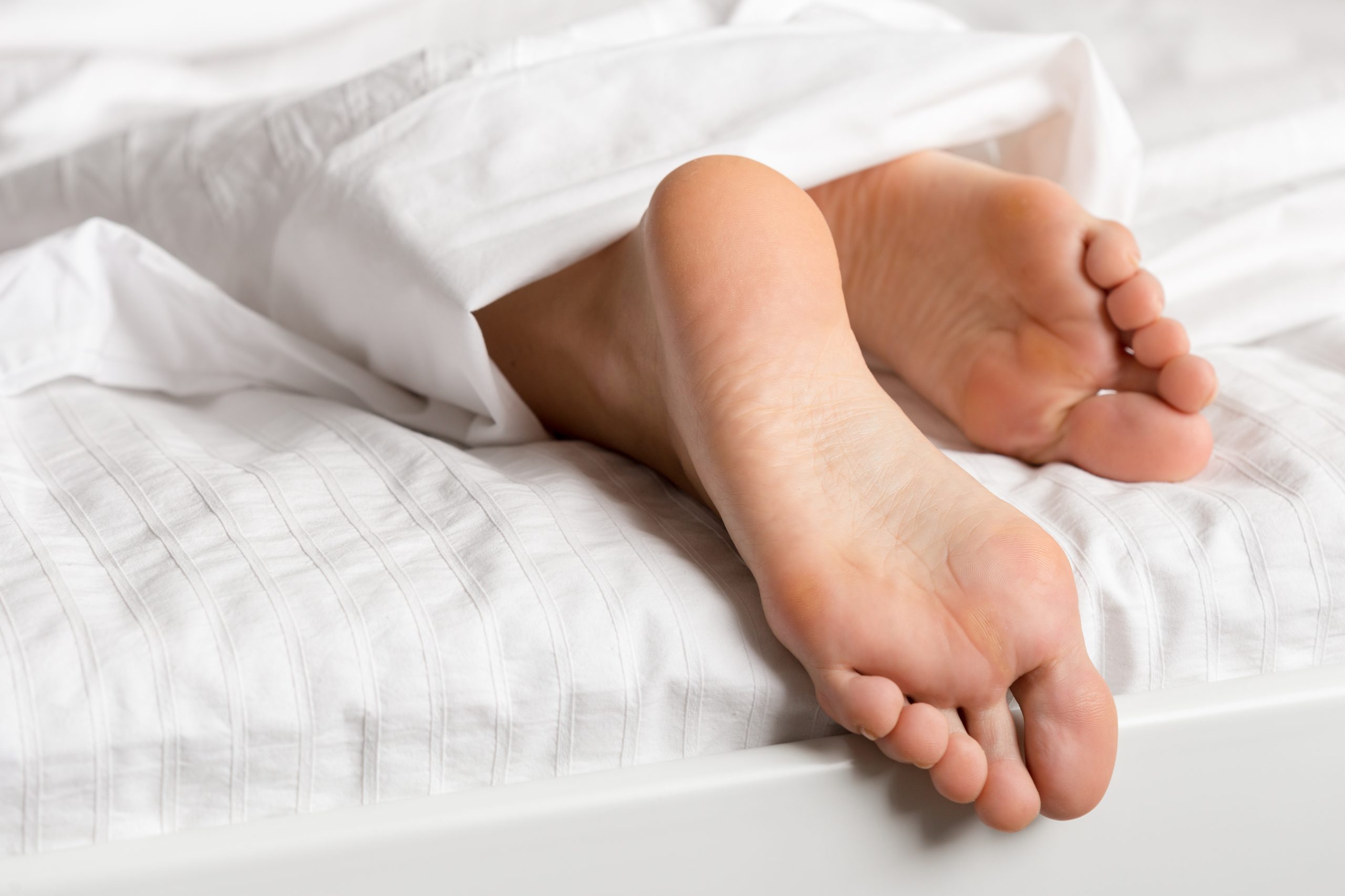 Você costuma esfregar os pés antes de dormir? Veja o que esse hábito significa