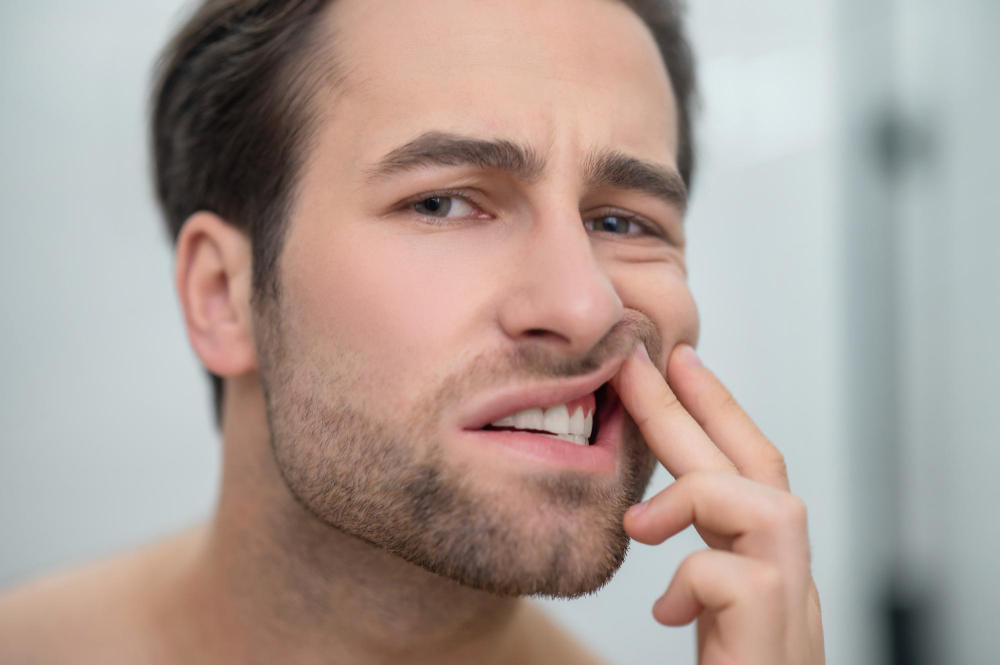 Dor de cabeça ao mastigar? Origem do incômodo pode ser um problema odontológico