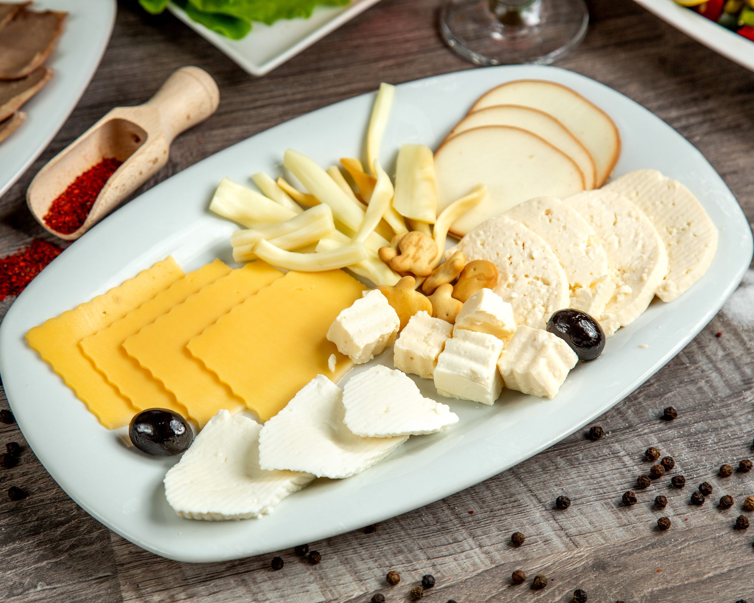 Queijo branco ou amarelo? Descubra se essa escolha faz diferença para a saúde
