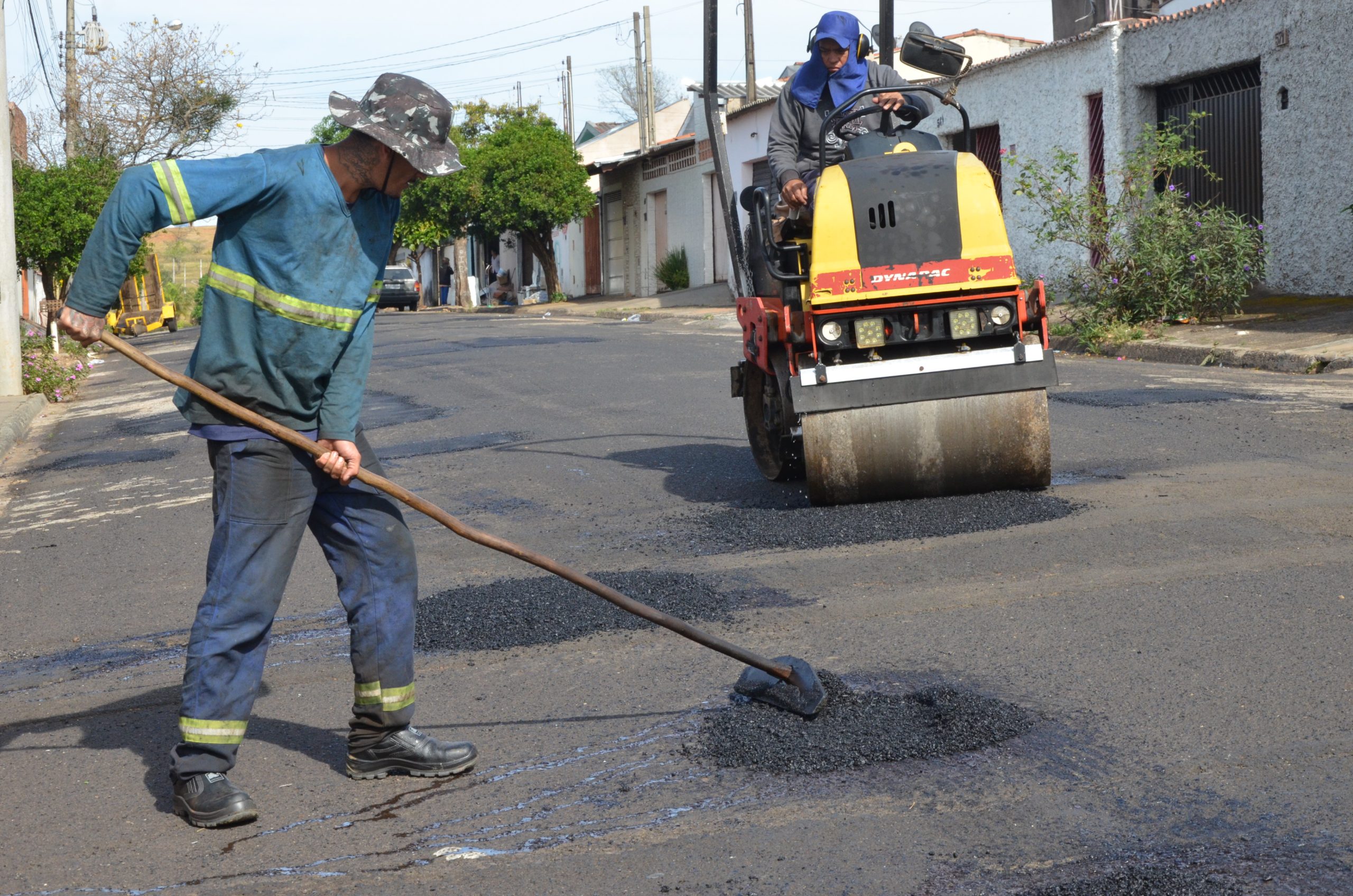 EMDEF intensifica serviços de remendo asfáltico por várias ruas de Franca